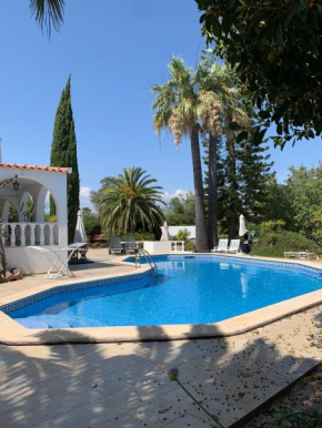 Casa Paraiso Logement living cuisine 2 chambres, salle de bains, espaces extérieurs privés, grande piscine et jardins partagés, à proximité des PLAGES de FUSETA et de la RIA FORMOSA